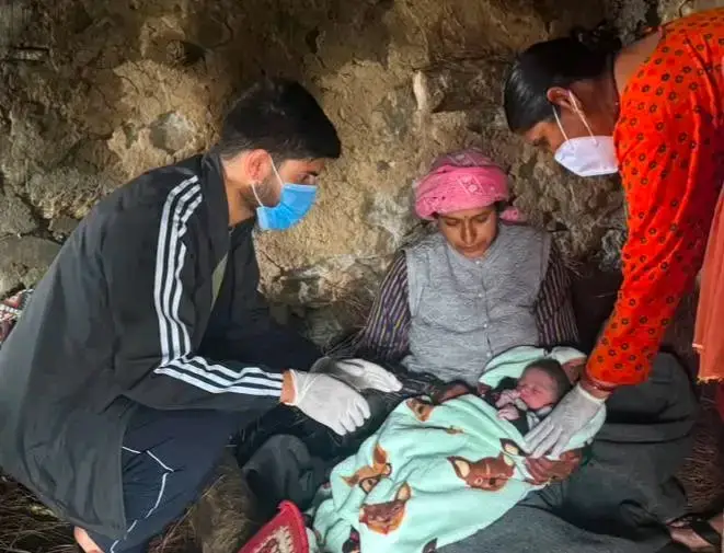 उत्तराखंड में यहाँ बारिश से मार्ग बंद, स्वास्थ्य टीम ने 10 किलोमीटर पैदल पहुंचकर कराया सुरक्षित प्रसव।