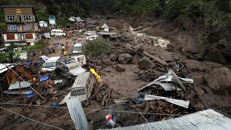 हिमाचल के किन्नौर मे बदल फटने से मची तबाही, 18 मकान 9 गौशाला और एक स्कुल मलबे मे हुए दफ़न, शासन प्रसासन राहत बचाव कार्य मे जुटा।