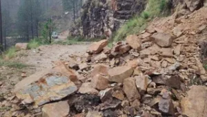 उत्तराखंड के पिथौरागढ़ में बारिश से तवाघाट हाईवे बंद, चीन सीमा से संपर्क टूटा; अन्य सड़कें भी बदहाल।
