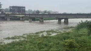 उत्तराखंड में रुड़की के जौरासी गांव में सोलानी नदी ने बदला रुख, भरभराकर गिरे दो मकान।