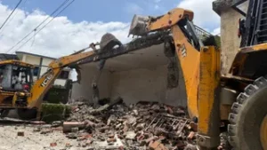 उत्तराखंड की राजधानी में बुलडोजर एक्शन: नगर निगम की बड़ी कार्रवाई, रिस्पना नदी के फ्लड जोन से हटाए अवैध निर्माण।