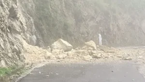 उत्तराखंड के भवाली-नैनीताल रोड पर पाइंस क्षेत्र में चट्टान से गिरे बोल्डर, बाल-बाल बचे वाहन सवार।