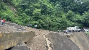 उत्तराखंड के टिहरी में दिल्ली-यमुनोत्री राष्ट्रीय राजमार्ग पर आया भारी मलबा, 10 घंटे तक यातायात रहा बाधित।