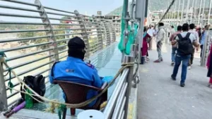 उत्तराखंड के ऋषिकेश में बजरंग सेतु के ‘ग्लास वॉकवे’ की सुरक्षा बढ़ी, 24 घंटे गार्ड तैनात।