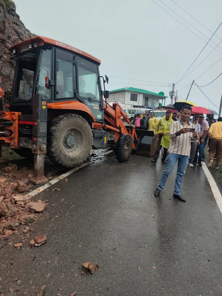 उत्तराखंड में धारणादार के पास भूस्खलन से चकराता-त्यूणी मोटर मार्ग 707ए बाधित, दोनों ओर कई वाहन फंसे, दो लोग घायल।