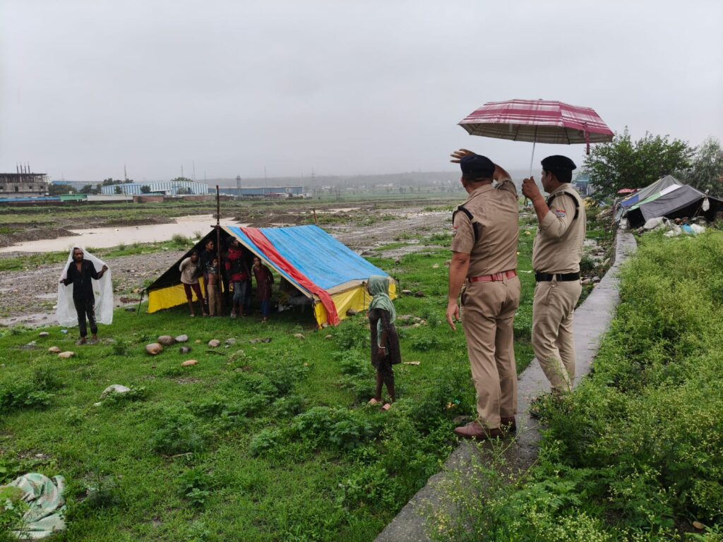 उत्तराखंड में भारी बारिश के दृष्टिगत अलर्ट मोड पर दून पुलिस, नदी नालों के किनारे न जाने की दी चेतावनी।