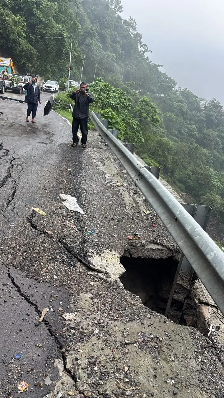 उत्तराखंड में देहरादून-मसूरी रोड बंद, दरारें आने के बाद वाहनों की आवाजाही पर लगाई गई रोक।