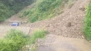 उत्तराखंड के मसूरी में आसमान से बरसी 17 घंटे तक आफत, भूस्खलन से देहरादून मार्ग पर यातायात ठप।