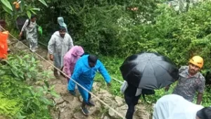 उत्तराखंड में यमुनोत्री हाईवे पर भारी भूस्खलन: स्यानाचट्टी के पास फंसे 100 श्रद्धालु, SDRF ने रस्सी के सहारे कराया आर-पार।