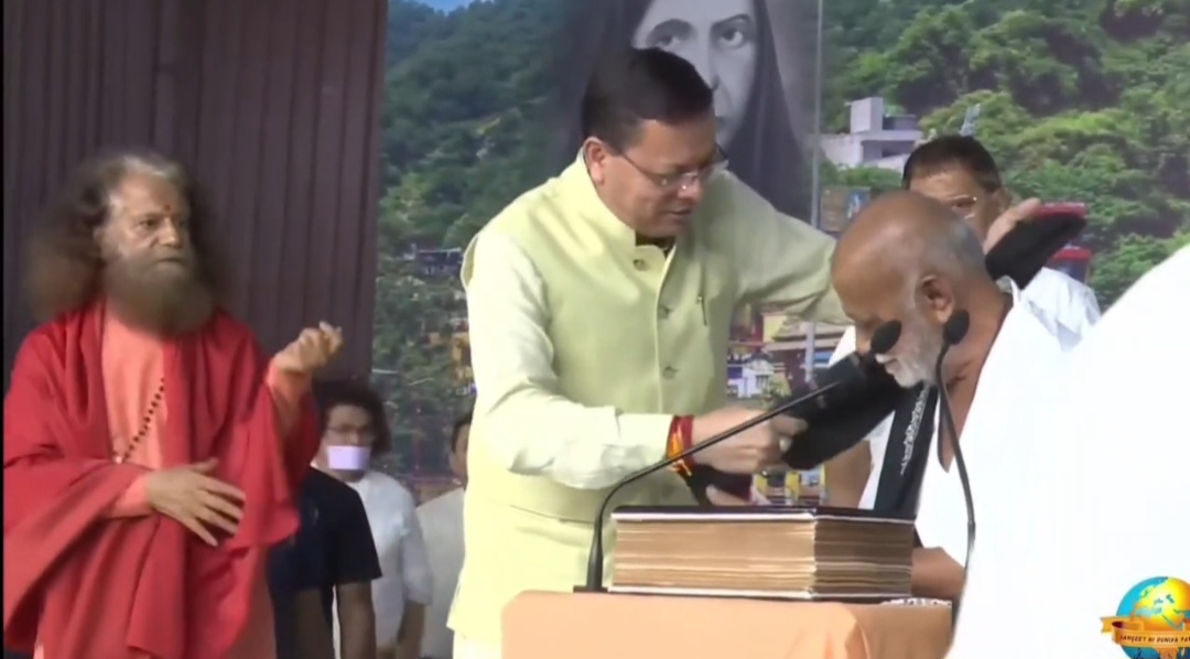 उत्तराखंड के मुख्यमंत्री धामी ने श्रीराम कथा के समापन समारोह में लिया भाग, पूज्य मोरारी बापू के सान्निध्य में सनातन संस्कृति, श्रीराम के आदर्शों और आध्यात्मिक चेतना का दिया संदेश।