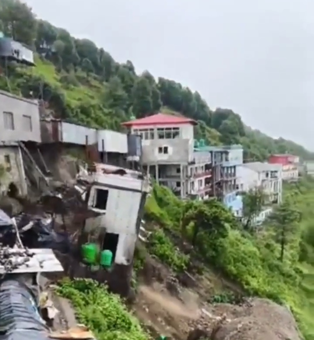 उत्तराखंड के टिहरी में बारिश का कहर, चंद सेकेंड में मकान जमींदोज, देखिए वीडियो।