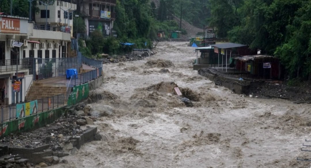 उत्तराखंड में भारी बारिश और बाढ़ की चेतावनी, सात जिलों में प्रशासन हाई अलर्ट पर, आज रुद्रप्रयाग में स्कूल बंद।
