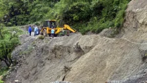 उत्तराखंड में बदरीनाथ हाईवे खांकरा के पास बंद, चमोली में 25 ग्रामीण लिंक मार्गों पर थमे पहिए।