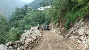 उत्तराखंड के उत्तरकाशी में एक हफ्ते बाद खुला यमुनोत्री नेशनल हाईवे, स्यानाचट्टी के पास मलबे के कारण था बंद।