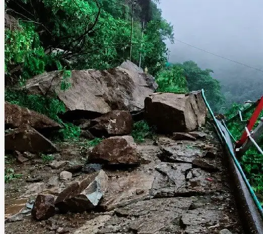 उत्तराखंड की जंगलचट्टी क्षेत्र में केदारनाथ पैदल मार्ग पर गिरे बोल्डर, यात्रा पर लगी अस्थायी रोक।