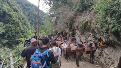 उत्तराखंड में केदारनाथ पैदल यात्रा सुचारू, संवेदनशील स्थानों पर तैनात हैं टीमें, घोड़ा-खच्चर संचालन अब भी बंद।
