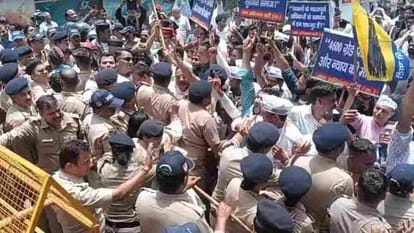 उत्तराखंड में ग्रेड पे की मांग को लेकर विभिन्न संगठनों का पुलिस मुख्यालय कूच; बैरिकेडिंग कर रोका, हुई झड़प।