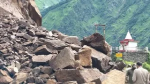 उत्तराखंड के पिथौरागढ़ में जोरदार बारिश, तवा घाट के पास दरका पहाड़; अलग-थलग हुए कई गांव।