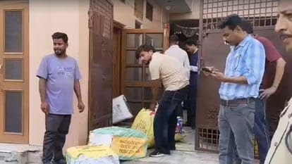 उत्तराखंड में यहाँ अब तक की सबसे बड़ी कार्रवाई, घर के गोदाम में मारा छापा, पांच हजार किलो सिंगल यूज़ प्लास्टिक जब्त।