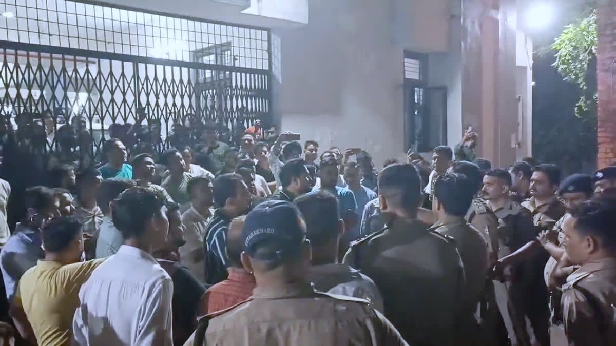 उत्तराखंड के सितारगंज तहसील में विजिलेंस कार्रवाई पर हंगामा। 14 हजार रिश्वत मामले में गिरफ्तार दो राजस्व कर्मी रिहा।