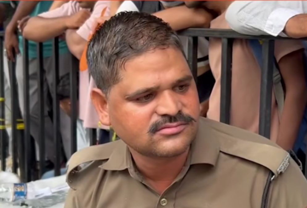 जंतर-मंतर पर उत्तराखंड पुलिस की वर्दी में पहुंचा जवान, बोला— “क्या करूँगा ऐसी नौकरी का, जब देश ही नहीं बचेगा”