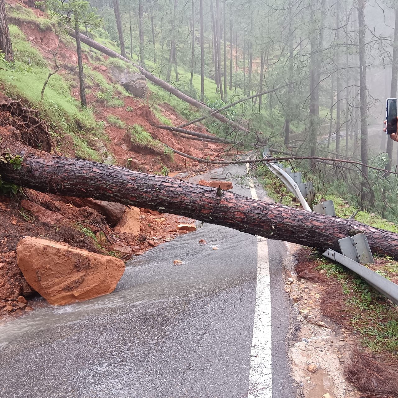 उत्तराखंड के पिथौरागढ़ में मूसलाधार बारिश से मचाई भारी तबाही, 20 सड़कें मलबे से पटीं, जगह-जगह फंसे यात्री।