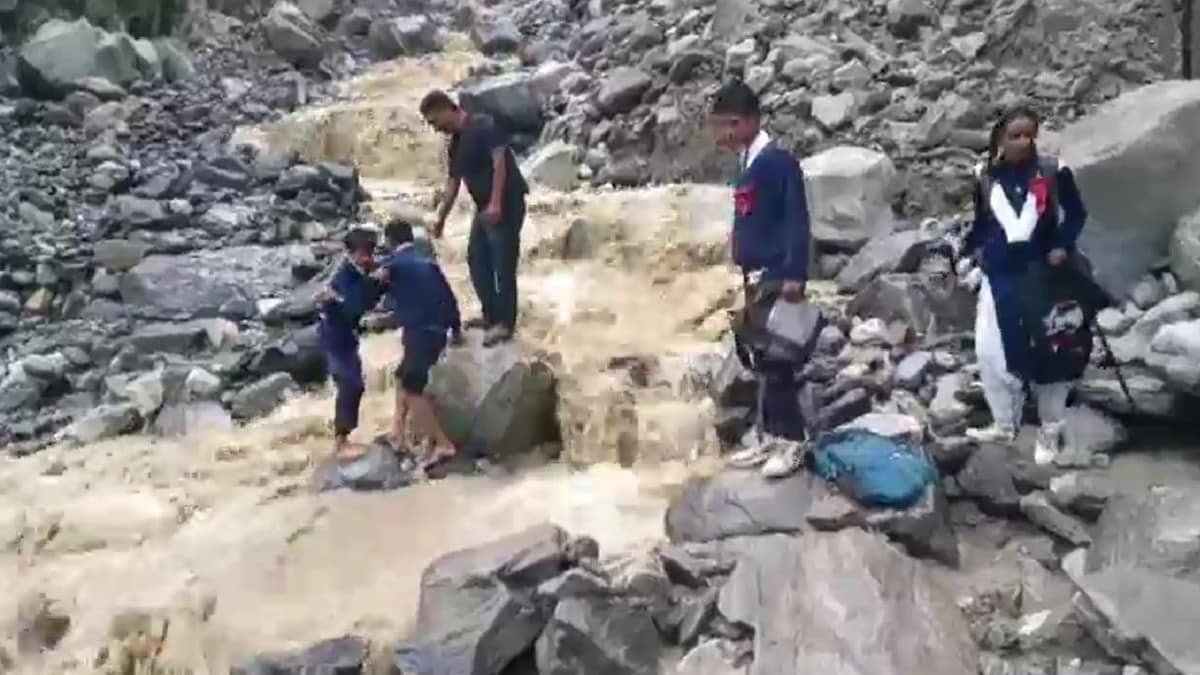 उत्तराखंड के उत्तरकाशी में बिना बारिश धंस रहे पहाड़, गंगोत्री-यमुनोत्री हाईवे पर दरारें, जान जोखिम में डालकर स्कूल जा रहे बच्चे।