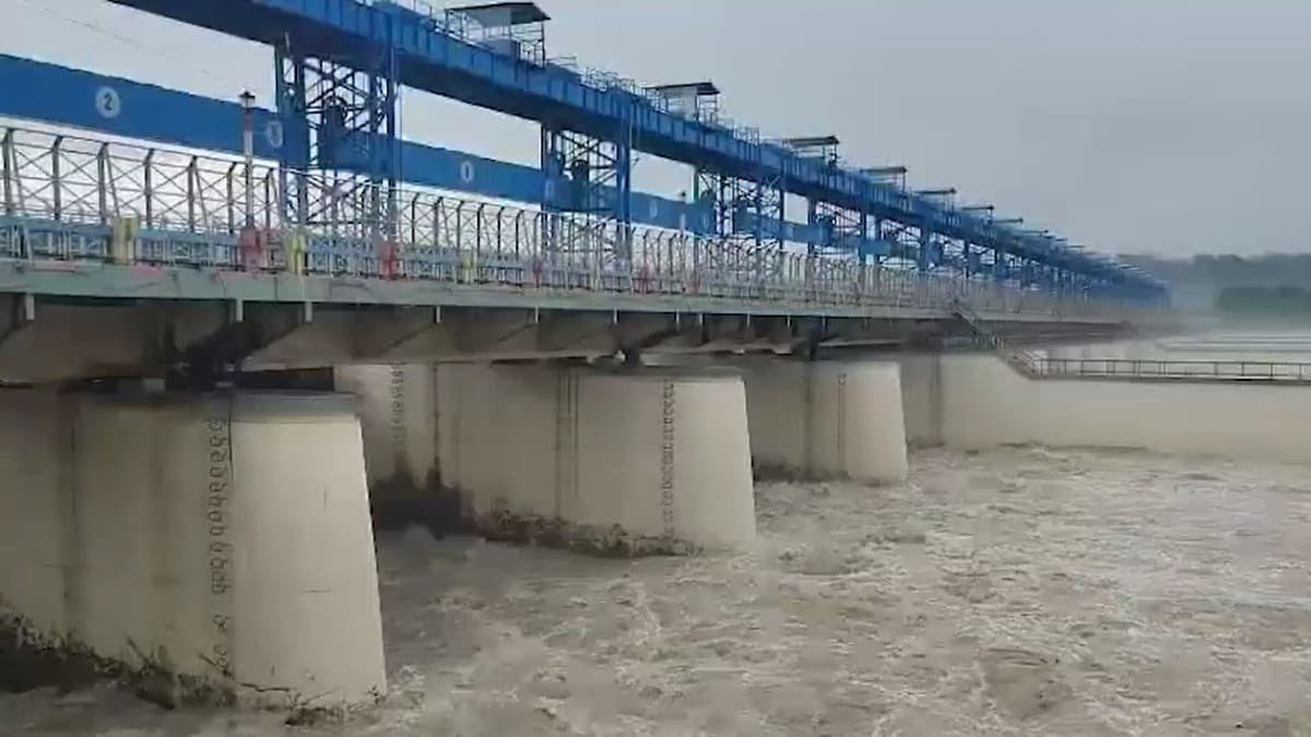 उत्तराखंड में उफनती गंगा, पहाड़ों की बारिश और बराज से छोड़ा जा रहा पानी, हाई अलर्ट पर हरिद्वार।