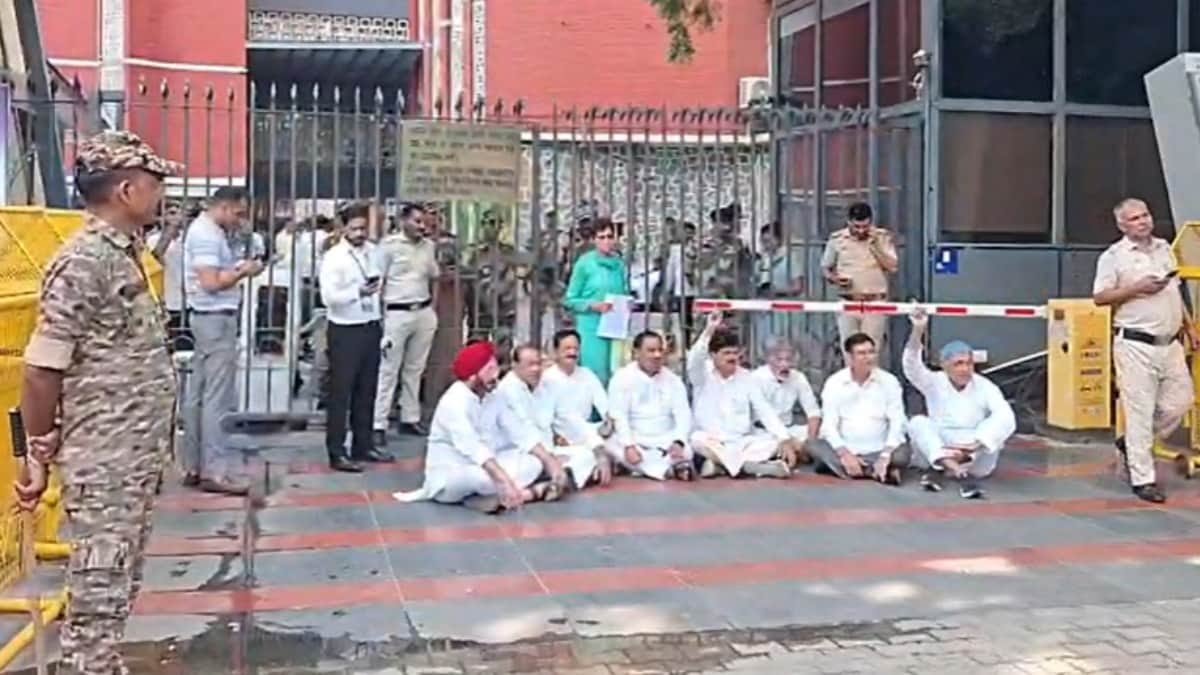 उत्तराखंड में चुनाव आयोग के बाहर कांग्रेस नेताओं का धरना, SIR में गड़बड़ी का विरोध।