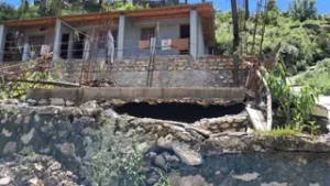 उत्तराखंड में उत्तरकाशी के सौली में भू-धंसाव से घरों में दरारें, ग्रामीणों में दहशत, कई परिवारों ने छोड़ा घर।