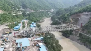 उत्तराखंड में ऋषिकेश-कर्णप्रयाग रेल परियोजना में गंगा के ऊपर बना पुल, अब छह की जगह ढाई घंटे में पूरा होगा सफर।