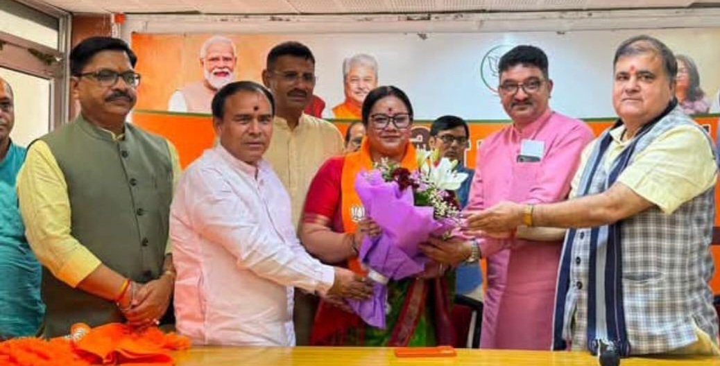 उत्तराखंड में श्रीनगर नगर निगम मेयर आरती भंडारी ने 10 पार्षद सहित ने थामा भाजपा का दामन।