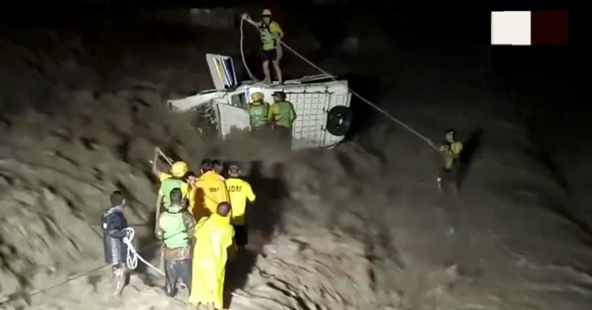उत्तराखंड में यहाँ उफनती नदी में पलटा मैक्स वाहन, SDRF ने जान पर खेलकर 2 लोगों को बचाया।