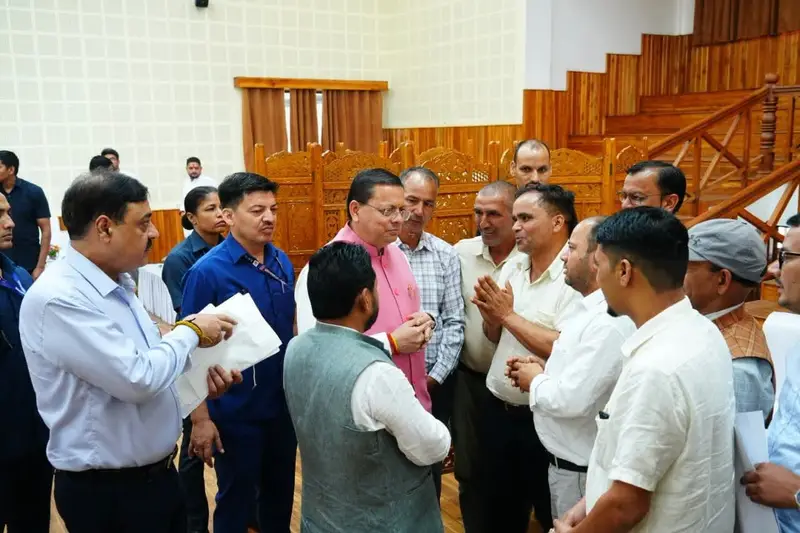 उत्तराखंड में मुख्यमंत्री धामी ने सुनीं जनसमस्याएं, अधिकारियों को दिए त्वरित समाधान के निर्देश।