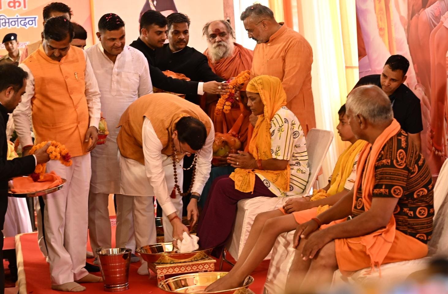 उत्तराखंड में मुख्यमंत्री धामी ने शिवभक्त कांवड़ियों का किया भव्य स्वागत, पुष्पवर्षा और चरण प्रक्षालन के साथ अभिनंदन, श्रद्धालुओं को अपने हाथों से परोसा भोजन।