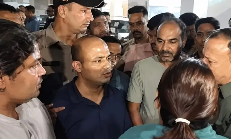 उत्तराखंड में यहाँ सड़क पर गिरे करंट वाले तार ने ली मां-बेटी की जान, ग्रामीणों का हंगामा।