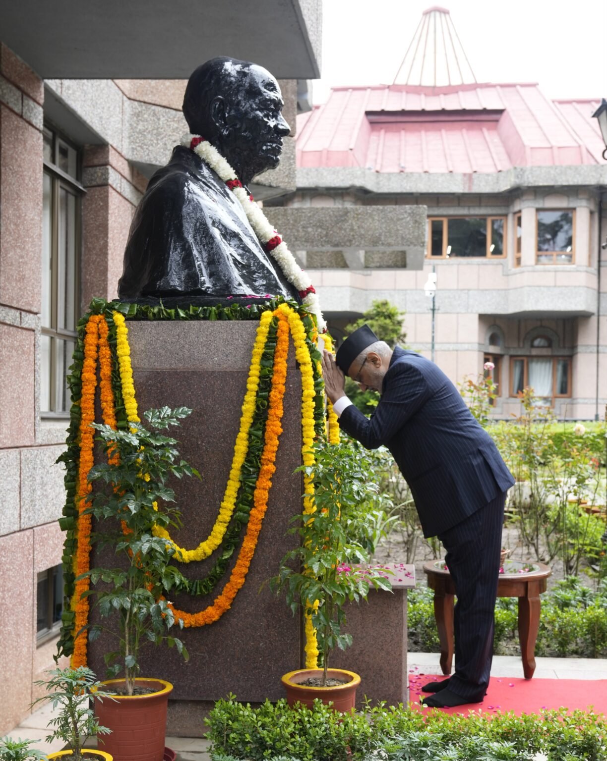 “सेवा-भाव और कर्तव्य-बोध को अपना मार्गदर्शक मन्त्र बनाइए”: उप राष्ट्रपति।