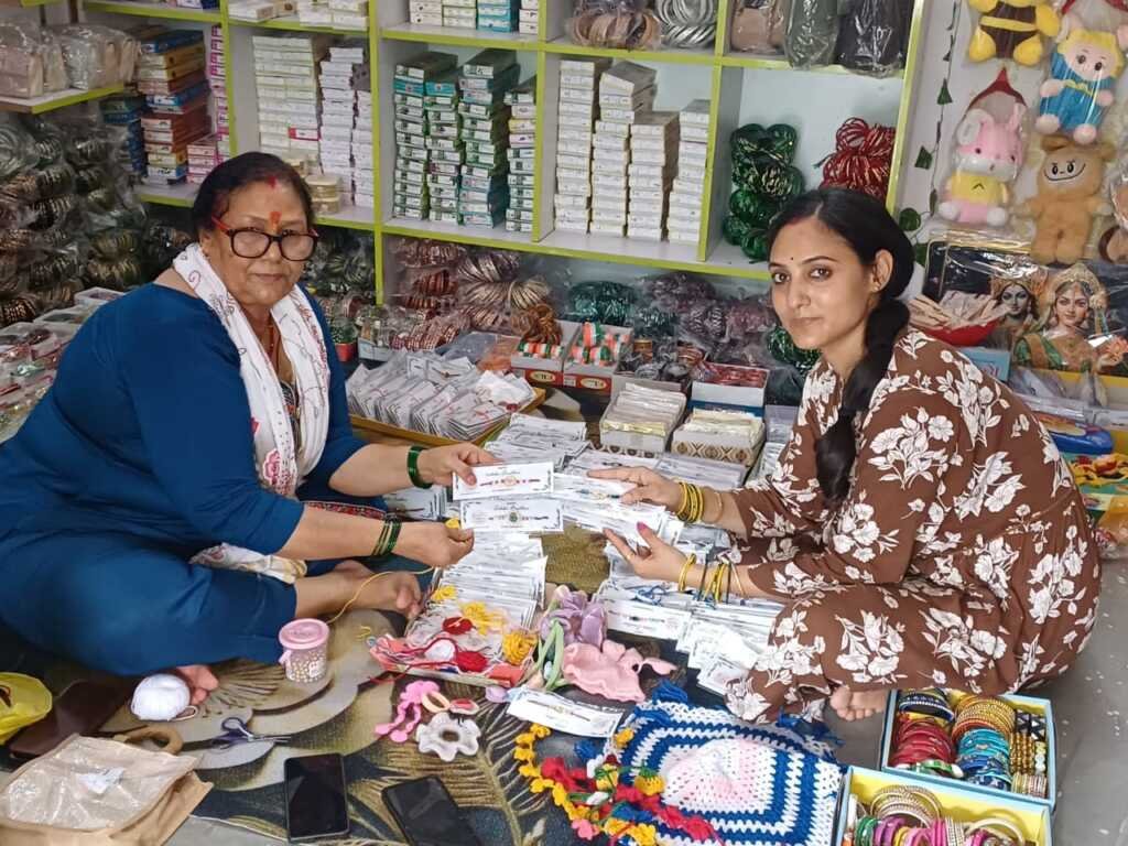 उत्तराखंड की राजधानी के मालदेवता में सास-बहू की जोड़ी ने राखी कारोबार से मचाई धूम।