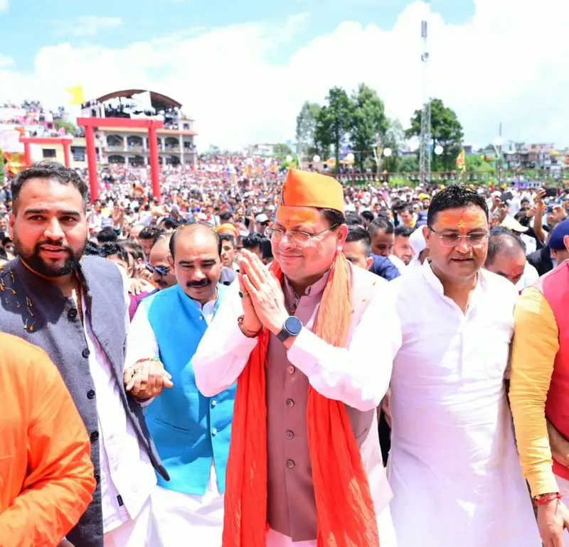 उत्तराखंड के देवीधुरा में 8 मिनट बरसी बग्वाल, CM धामी बने ऐतिहासिक पाषाण युद्ध के साक्षी।