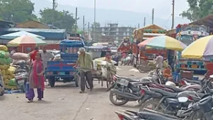 उत्तराखंड के देहरादून में मुनाफे के फेर में पार्किंग की जगह बना दीं दुकानें, जाम से बेहाल व्यापारी और ग्राहक।
