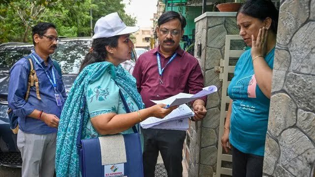 उत्तराखंड में SIR ने नींद उड़ाई: विवाहिताओं को सरनेम पर नोटिस, एक पिता के 6 दावेदार।