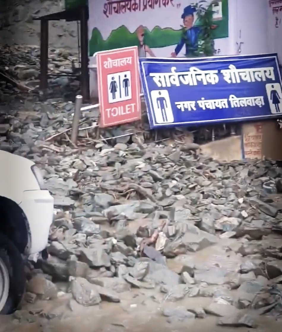 उत्तराखंड में भारी बारिश के कारण रुद्रप्रयाग में केदारनाथ हाईवे पर गीड गधेरा उफान पर आने से मार्ग बंद हो गया है, हाईवे बंद, फंसे यात्री।