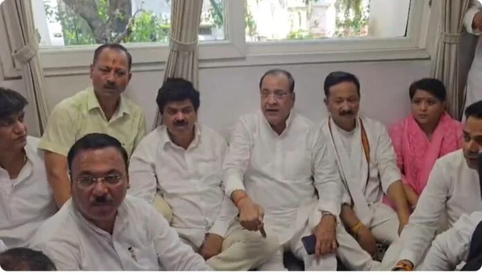 उत्तराखंड में खड़गे के कार्यक्रम से पहले हल्द्वानी में कांग्रेस का धरना, गोदियाल और यशपाल आर्य ने पुलिस पर लगाए गंभीर आरोप।