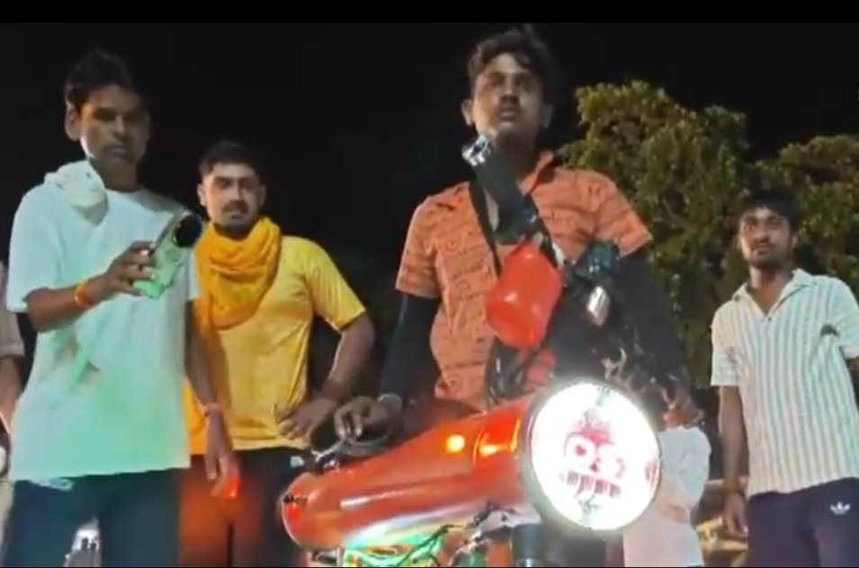 उत्तराखंड के हरिद्वार में B.Tech छात्र की ‘तेजस बाइक कांवड़’ बनी आकर्षण का केंद्र, 3 दिन में तैयार की अनोखी कांवड़।