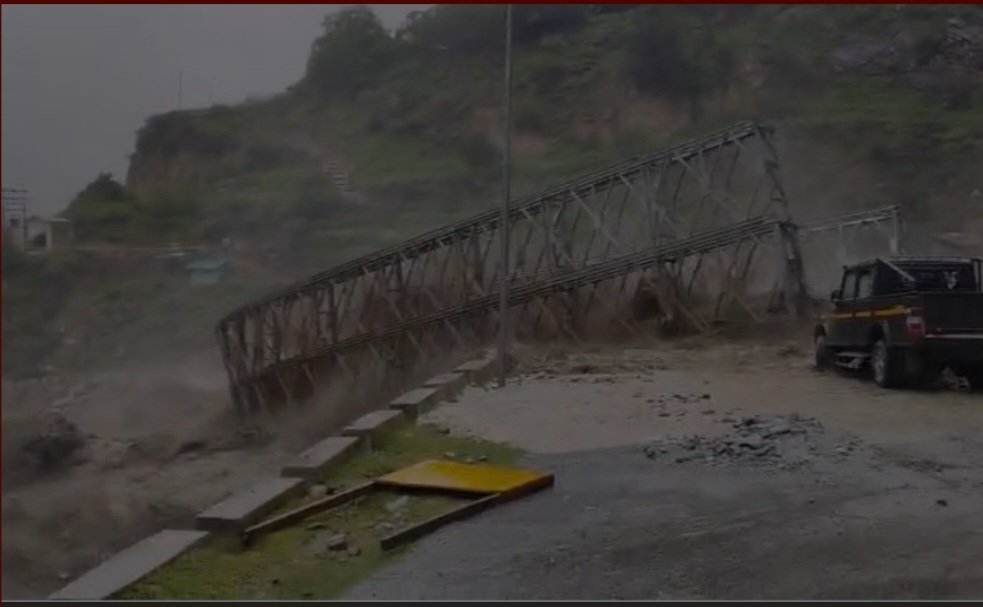 उत्तराखंड के चमोली जिले में नीति घाटी में बादल फटने के कारण उफान पर आए तमक नाले में चीन सीमा को जोड़ने वाला बैली ब्रिज बहा।