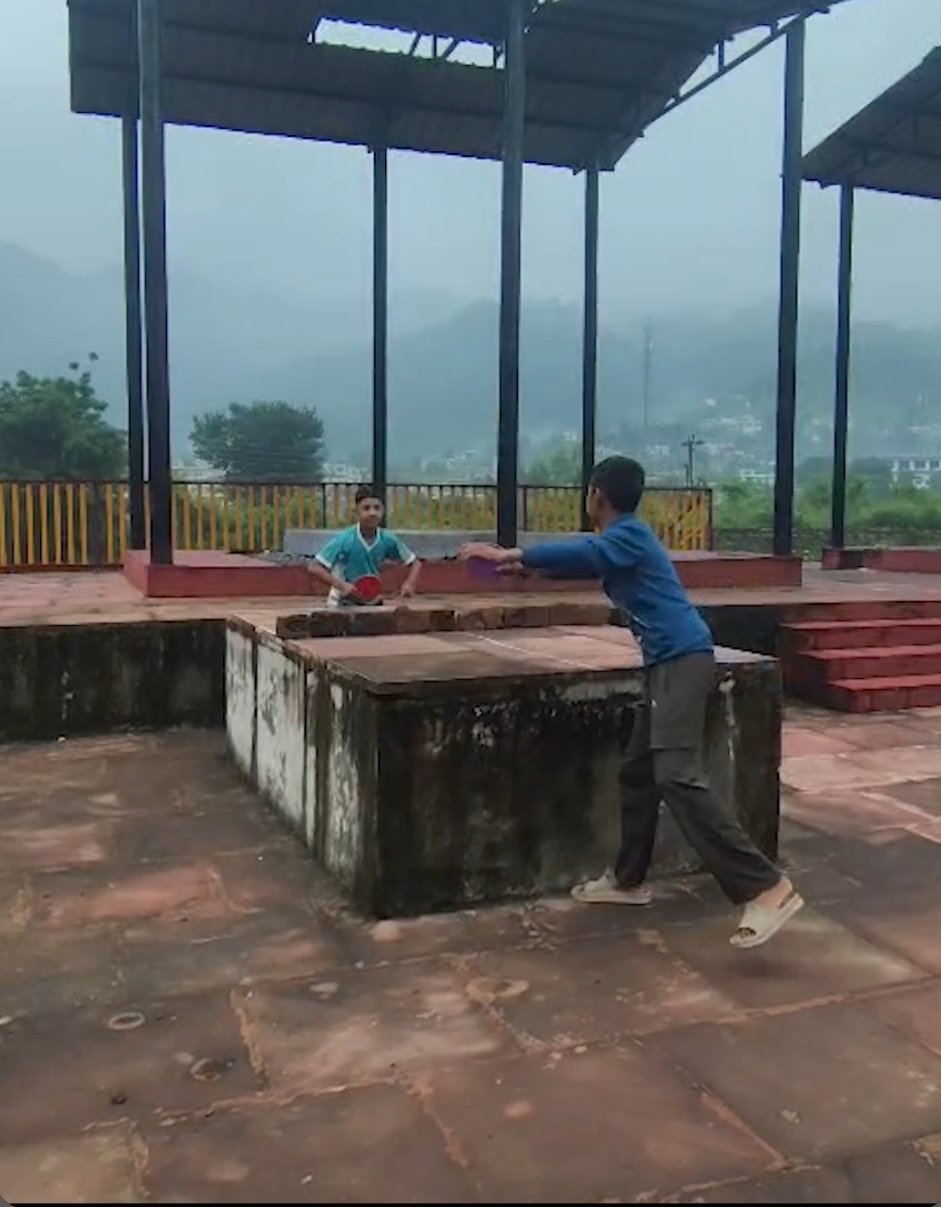 उत्तराखंड की खेल मंत्री के क्षेत्र का हाल, यहाँ श्मशान घाट में टेबल टेनिस की प्रैक्टिस कर रहे खिलाड़ी।