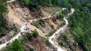उत्तराखंड के बागेश्वर में बदहाल सड़क पर ग्रामीणों का आक्रोश, 8 किमी लंबी मानव श्रृंखला बनाकर प्रदर्शन।