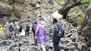 उत्तराखंड में एक दिन बाद खोल दी गई फूलों की घाटी, पर्यटक रवाना; शुक्रवार को बह गया था पुल।