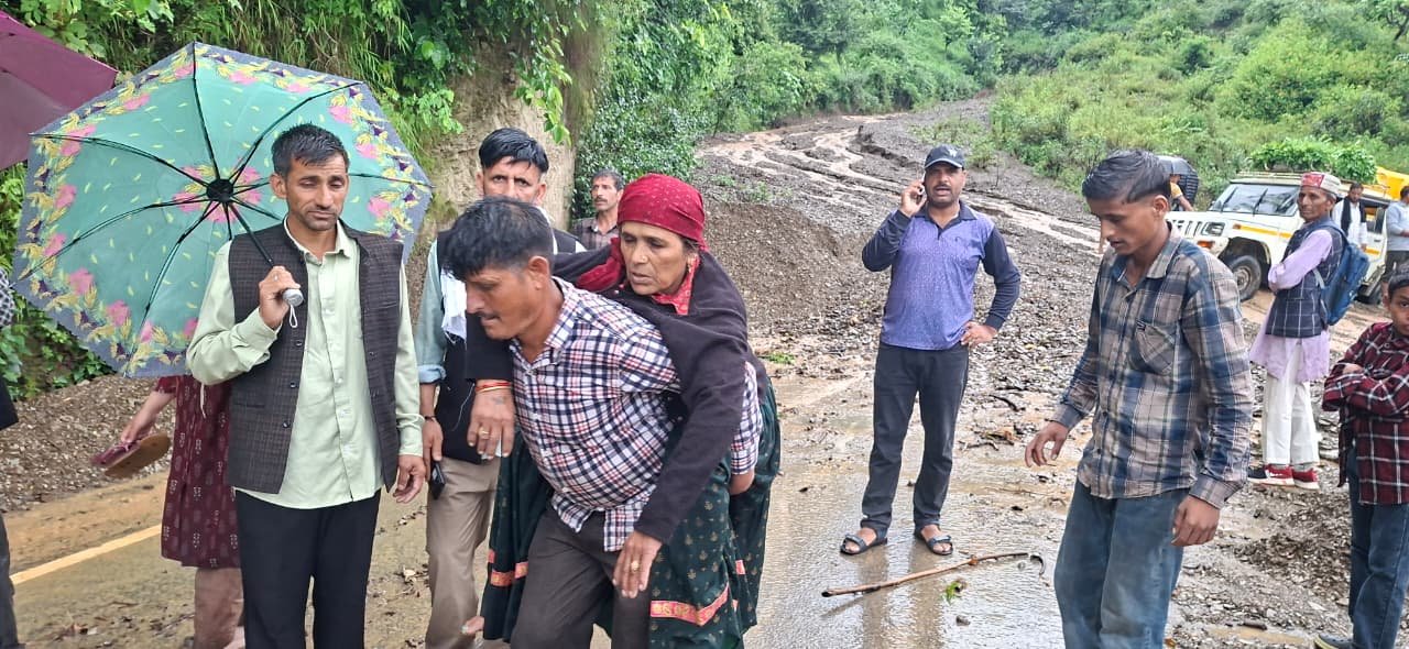 उत्तराखंड में भारी बारिश से आफत: ग्वालदम और कालसी-चकराता हाईवे बंद, 28 ग्रामीण सड़कें भी ठप।