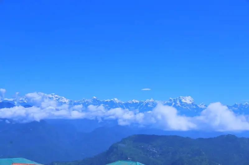 उत्तराखंड में कई दिनों बाद मौसम साफ होते ही हिमालय ने बदली अपनी तस्वीर, पौड़ी से नजर आईं बर्फीली चोटियां।